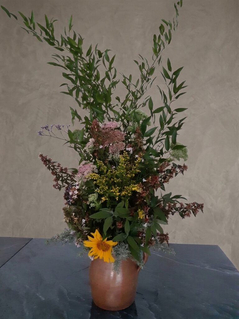 Bouquet de fleurs du jardin. Mur et table générée par IA